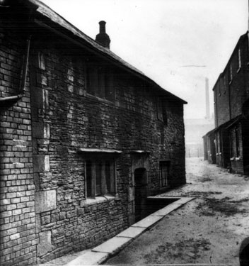 Washford Bridge Old House which belonged to Elizabeth Roades in the 17th century, situated near Washford Bridge, Attercliffe Road, later known as Fleur-de-lis Inn, now demolished