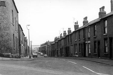 Thorndon Road showing No. 3, (with plaque on the wall, left) Thondon Place 1879 and and Nos. 4, 6, 8, etc.(right), from Sutherland Road