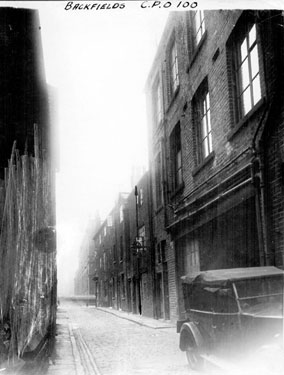 Backfields looking towards Division Street. Former premises of No. 5, William Wilson and Son, Carriage Works, right, in foreground. Entrance to Court No. 2 in background, at gas lamp