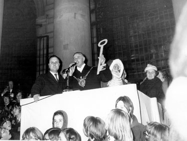 Switching on the Christmas Illuminations outside the City Hall, Barkers Pool. The Lord Mayor was Harold Lambert O.B.E.