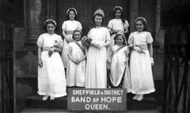 Sheffield and District Band of Hope, Velma Furniss, Queen 1950, train bearer Diana Dowker and retinue at Hanover Street Church steps