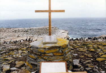 Memorial Cairn and Plaque, Sea Lion Island, Falkland Islands: In Loving Memory of the Brave Men of HMS Sheffield who were killed in action off the Falkland Islands on the 4th May 1982