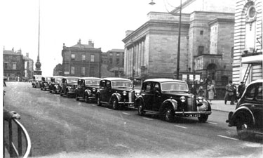 Taxi rank outside the City Hall and Cinema House (extreme right), Barkers Pool