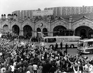 Sheffield Wednesday supporters welcome home the team after their defeat in the F.A. Cup Final against Everton