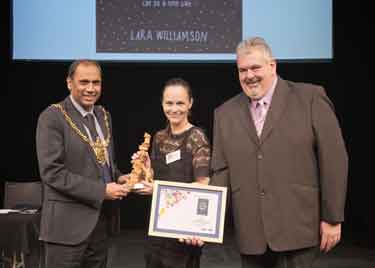 Children's author Lara Williamson (centre) and Lord Mayor, Councillor Talib Hussain (left) at the Sheffield Children's Book Award