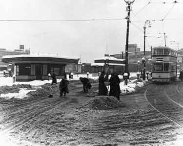 Snow clearing outside the rail and road enquiry office, Midland Station, Sheaf Street