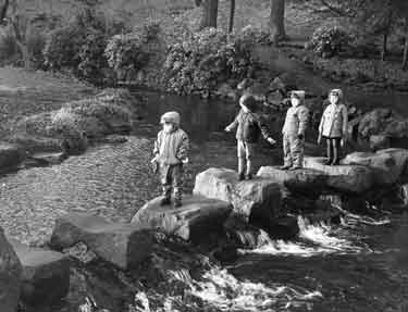 Stepping stones across the River Porter in Endcliffe Park