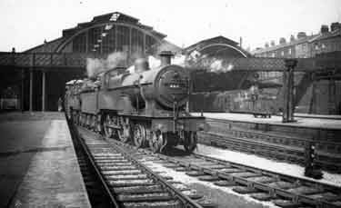Steam locomotive at the Sheffield Midland railway station, c.1935