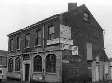 The Bull's Head public house, No. 18 Dun Street at the corner of (right) Dun Lane, also known as 'Devil's Kitchen'. 