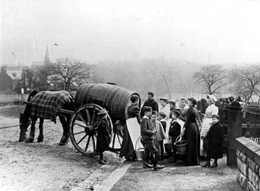 Horse and water cart with a group waiting with buckets, Southgrove Road, c. 1900