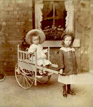 Dorothy Caroline Barr and her brother Harold Frederick Barr at 615 Ecclesall Road, June 1904