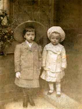 Dorothy Caroline Barr and her brother Harold Frederick Barr at 615 Ecclesall Road, October 1903