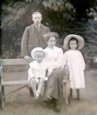 Children Dorothy Caroline Barr and her brother Harold Frederick Barr, probably with their parents Frederick Barr, c. 1908
