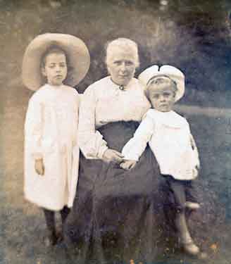 Children Dorothy Caroline Barr and her brother Harold Frederick Barr, c. 1908