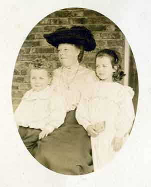 Children Dorothy Caroline Barr and her brother Harold Frederick Barr, 1906