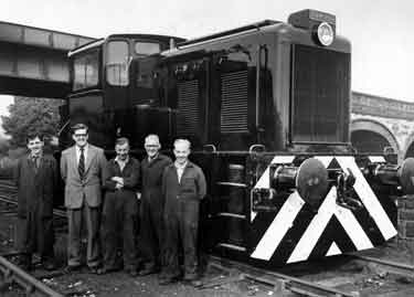 Group next to a diesel-electric shunting locomotive made by Yorkshire Engine Company, 1960s.