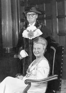 Alderman Stanley Kenneth Arnold (d. 2011), Lord Mayor and Mrs Mary Arnold, Lady Mayoress, 1973-74