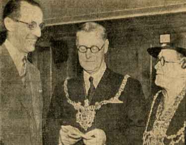 Sheffield Information Committee / Ministry of Information Professor John Hilton speaking to the Lord Mayor, Alderman J. A. Longden, and the Lady Mayoress