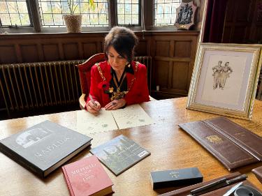 Declaration of Friendship between Sheffield and the City of Nablus (West Bank) showing Lord Mayor, Councillor Jayne Dunn