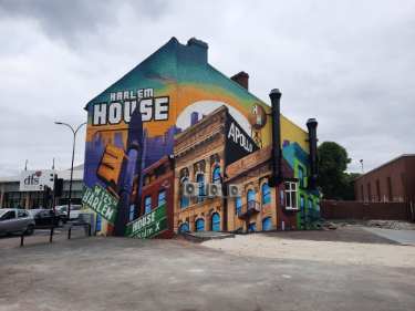 Harlem House mural by artist, Dan Gudgeon on side of former Royal Standard public house, No. 156 St Marys Road