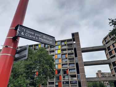 Signpost to 'I love you bridge and Clare's memorial', Park Hill Flats