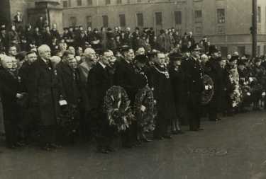 Lord Mayor, Councillor Samuel Hartley Marshall JP and Lady Mayoress, Mrs Marshall attending the laying of wreaths on Armistice Day, Barkers Pool war memorial