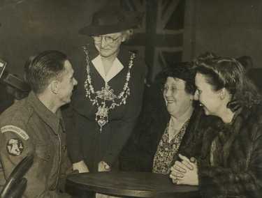 Lady Mayoress, Mrs Marshall meeting soldiers and their families, Brincliffe Oaks Hotel, No. 9 Oak Hill Road, Nether Edge