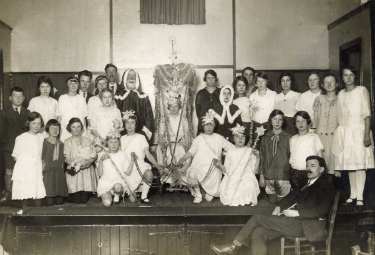 Hillsborough Co-operative Institute junior choir in 'Santa Claus is Coming'