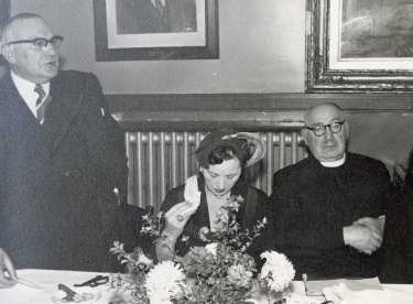Max Waldenberg speaking at Rev Kahn's retirement reception dinner, Wilson Road Synagogue