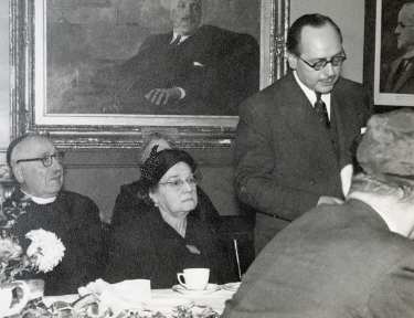 Jack Cohen speaking at Rev Kahn's retirement reception dinner, Wilson Road Synagogue