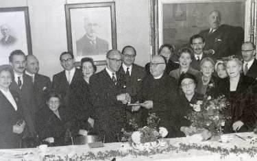 Presentation to Rev Kahn at his retirement reception dinner, Wilson Road Synagogue