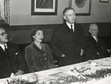 Isidore Lewis speaking at Rev Kahn's retirement reception dinner, Wilson Road Synagogue