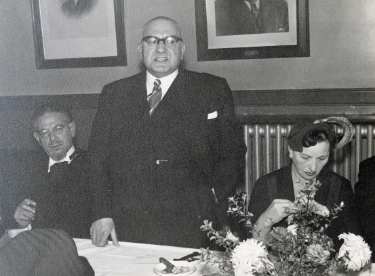 Max Waldenberg speaking at Rev Kahn's retirement reception dinner, Wilson Road Synagogue