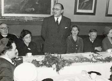 Jack Cohen speaking at Rev Kahn's retirement reception dinner, Wilson Road Synagogue