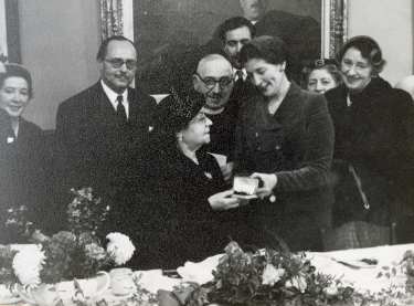 Presentation to Mrs Kahn at Rev Kahn's retirement reception dinner, Wilson Road Synagogue