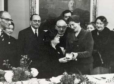 Presentation to Mrs Kahn at Rev Kahn's retirement reception dinner, Wilson Road Synagogue