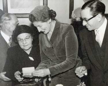 Presentation to Mrs Kahn at Rev Kahn's retirement reception dinner, Wilson Road Synagogue