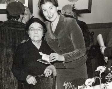 Presentation to Mrs Kahn at Rev Kahn's retirement reception dinner, Wilson Road Synagogue