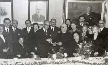 Presentation to Rev Kahn at his retirement reception dinner, Wilson Road Synagogue