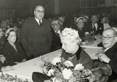 Speaker at Rev Kahn's retirement reception dinner, Assembly Hall, Wilson Road Synagogue