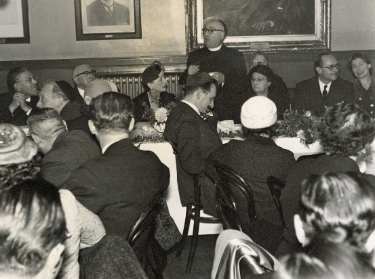 Rev Kahn addressing the room at his retirement reception dinner, Assembly Hall, Wilson Road Synagogue