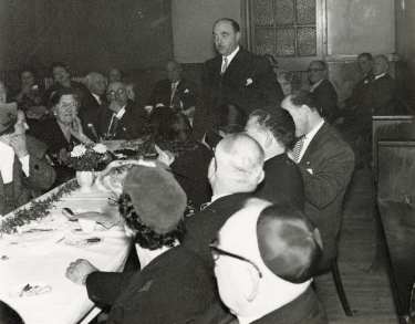 Jack Newman addressing the room at Rev Kahn's retirement reception dinner, Assembly Hall, Wilson Road Synagogue