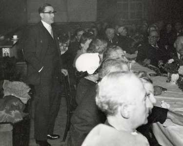 Speaker addressing the room at Rev Kahn's retirement reception dinner, Assembly Hall, Wilson Road Synagogue