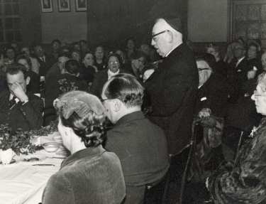 Rev Kahn addressing the room at his retirement reception dinner, Assembly Hall, Wilson Road Synagogue