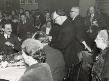 Rev Kahn addressing the room at his retirement reception dinner, Assembly Hall, Wilson Road Synagogue