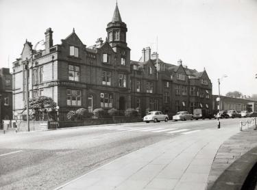Sheffield Children's Hospital, Western Bank with (right) new extension
