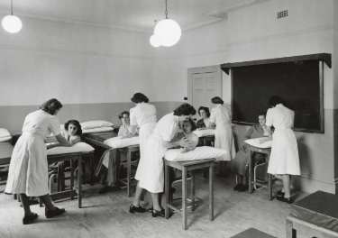 Anatomy class, School of Physiotherapy, Westbourne [House], Collegiate Crescent