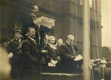 Proclamation of King George V outside Sheffield Town Hall, Pinstone Street