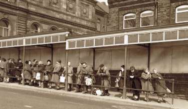 Queueing for the bus, Commercial Street