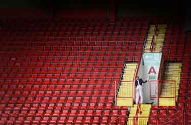 Sheffield Photographic Society Collection: Sheffield United Football Club, Bramall Lane, cleaning up